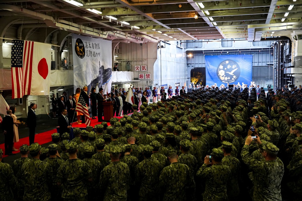 Ông Trump trở thành tổng thống Mỹ đầu tiên thăm tàu chiến Nhật Bản - 3 Ông Trump trở thành tổng thống Mỹ đầu tiên thăm tàu chiến Nhật Bản - 3