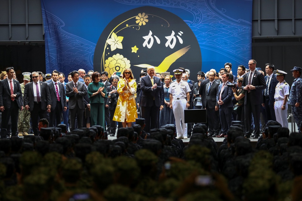 Ông Trump trở thành tổng thống Mỹ đầu tiên thăm tàu chiến Nhật Bản - 6 Ông Trump trở thành tổng thống Mỹ đầu tiên thăm tàu chiến Nhật Bản - 6
