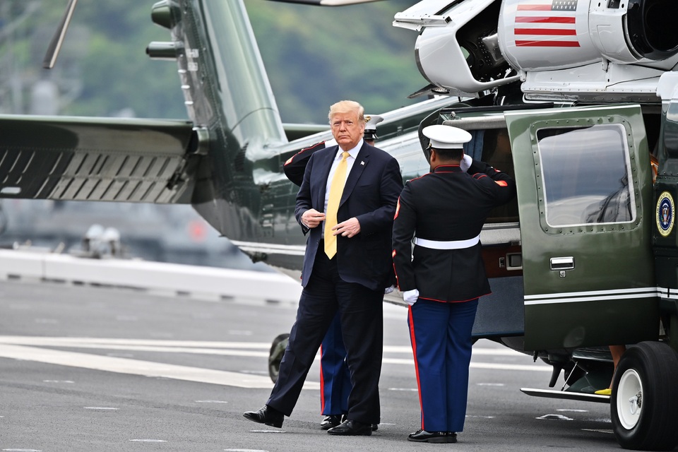 Ông Trump trở thành tổng thống Mỹ đầu tiên thăm tàu chiến Nhật Bản - 8 Ông Trump trở thành tổng thống Mỹ đầu tiên thăm tàu chiến Nhật Bản - 8