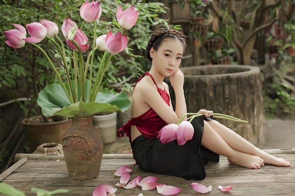 Khó rời mắt khỏi vẻ đẹp của bé gái 10 tuổi bên sen - 2 Khó rời mắt khỏi vẻ đẹp của bé gái 10 tuổi bên sen - 2