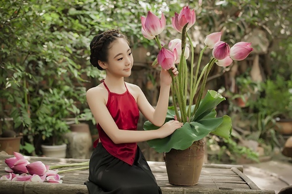 Khó rời mắt khỏi vẻ đẹp của bé gái 10 tuổi bên sen - 4 Khó rời mắt khỏi vẻ đẹp của bé gái 10 tuổi bên sen - 4