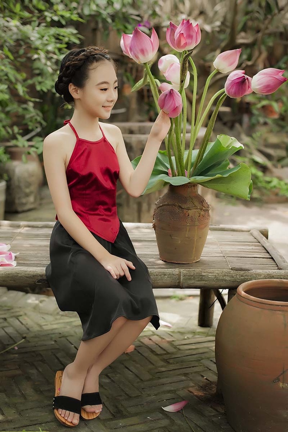 Khó rời mắt khỏi vẻ đẹp của bé gái 10 tuổi bên sen - 5 Khó rời mắt khỏi vẻ đẹp của bé gái 10 tuổi bên sen - 5