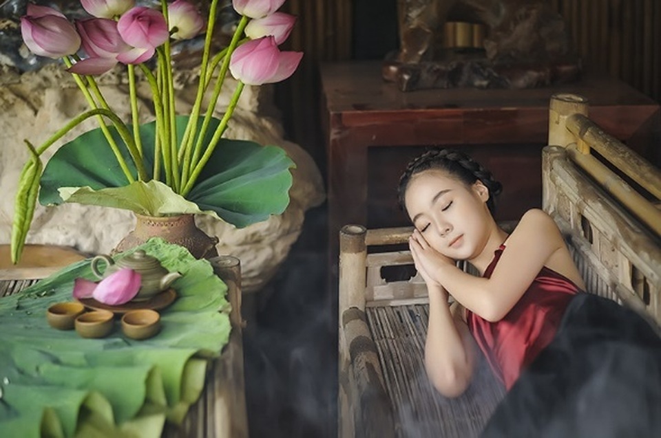 Khó rời mắt khỏi vẻ đẹp của bé gái 10 tuổi bên sen - 6 Khó rời mắt khỏi vẻ đẹp của bé gái 10 tuổi bên sen - 6