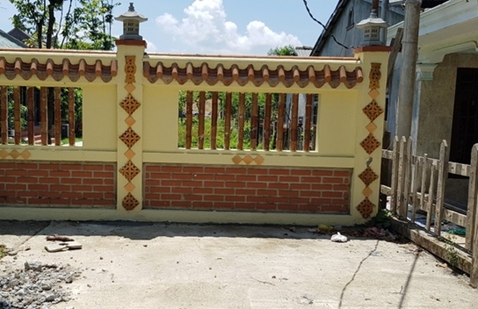 “Đại gia” làm nhiều nhà dân bị lún, nứt tiếp tục chiếm đất công xây dựng trái phép - 2 “Đại gia” làm nhiều nhà dân bị lún, nứt tiếp tục chiếm đất công xây dựng trái phép - 2