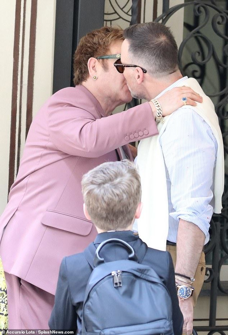 Elton John tình tứ hôn chồng trên phố - 1 Elton John tình tứ hôn chồng trên phố - 1