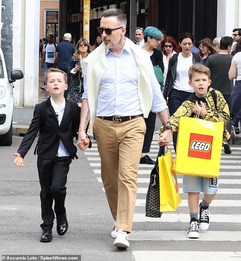 Elton John tình tứ hôn chồng trên phố - 3 Elton John tình tứ hôn chồng trên phố - 3