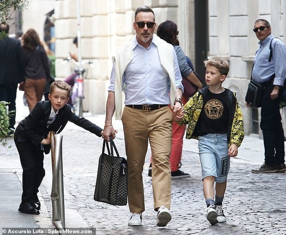 Elton John tình tứ hôn chồng trên phố - 2 Elton John tình tứ hôn chồng trên phố - 2