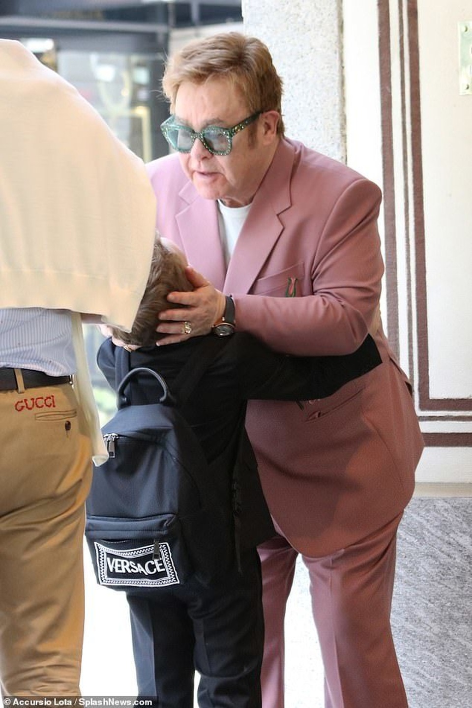 Elton John tình tứ hôn chồng trên phố - 6 Elton John tình tứ hôn chồng trên phố - 6