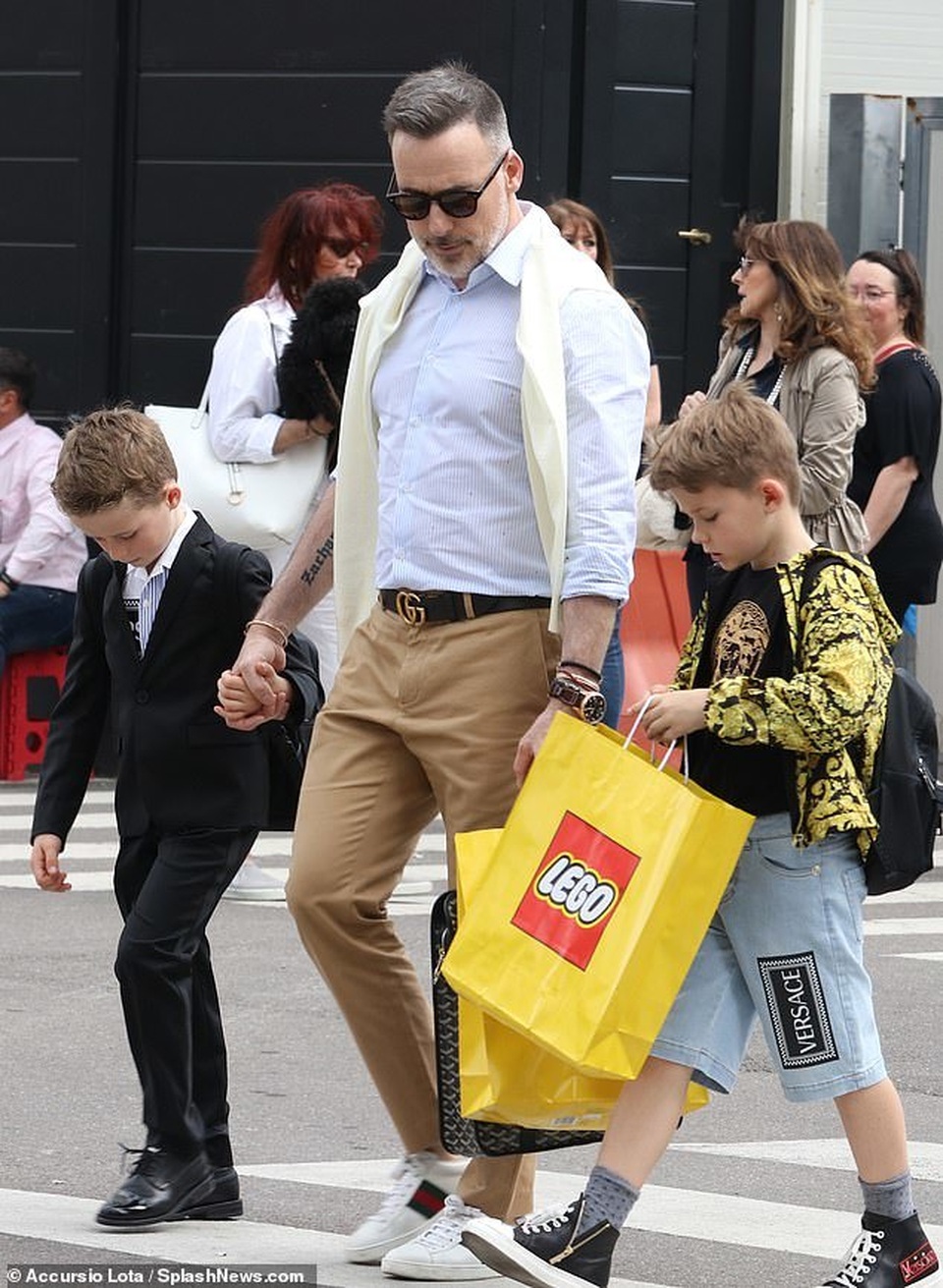 Elton John tình tứ hôn chồng trên phố - 5 Elton John tình tứ hôn chồng trên phố - 5