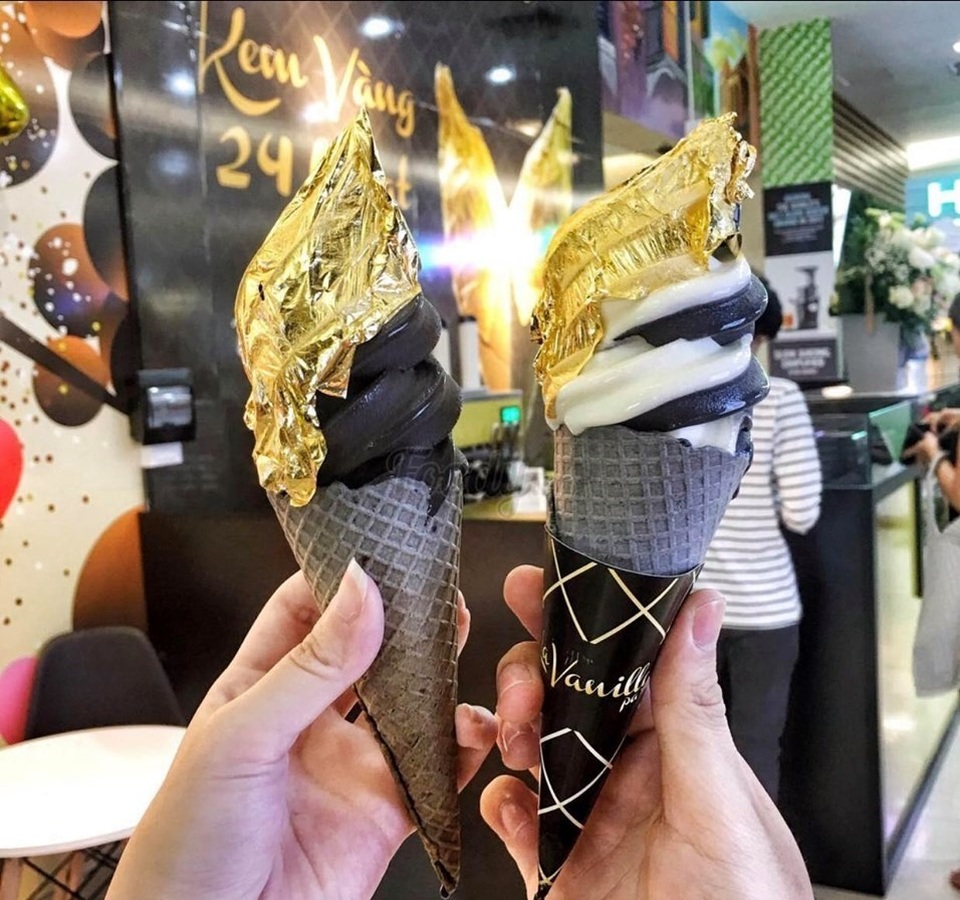 Kem vị dừa tinh than tre phủ vàng mới toanh vừa được ra mắt tại Hà Nội. Kem vị dừa tinh than tre phủ vàng mới toanh vừa được ra mắt tại Hà Nội.