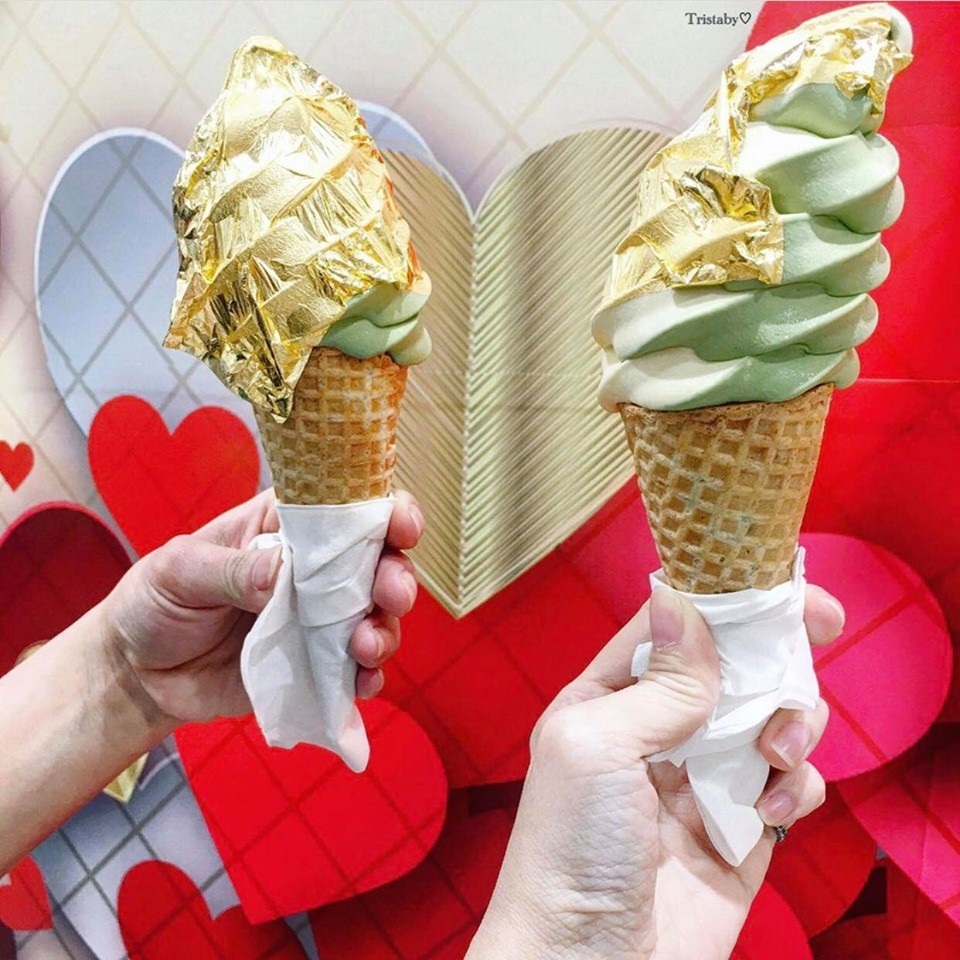Kem dát vàng 24K tràn ra Hà Nội, giá “chát” vẫn muốn thử cho “sang mồm” - 6 Kem dát vàng 24K tràn ra Hà Nội, giá “chát” vẫn muốn thử cho “sang mồm” - 6