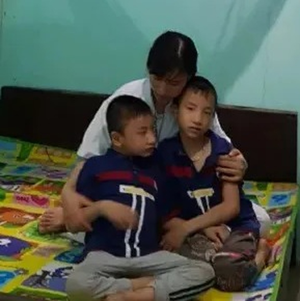 Nghẹn lòng người mẹ trẻ ôm 2 con song sinh bại não trong ngôi nhà trọ - 19 Nghẹn lòng người mẹ trẻ ôm 2 con song sinh bại não trong ngôi nhà trọ - 19