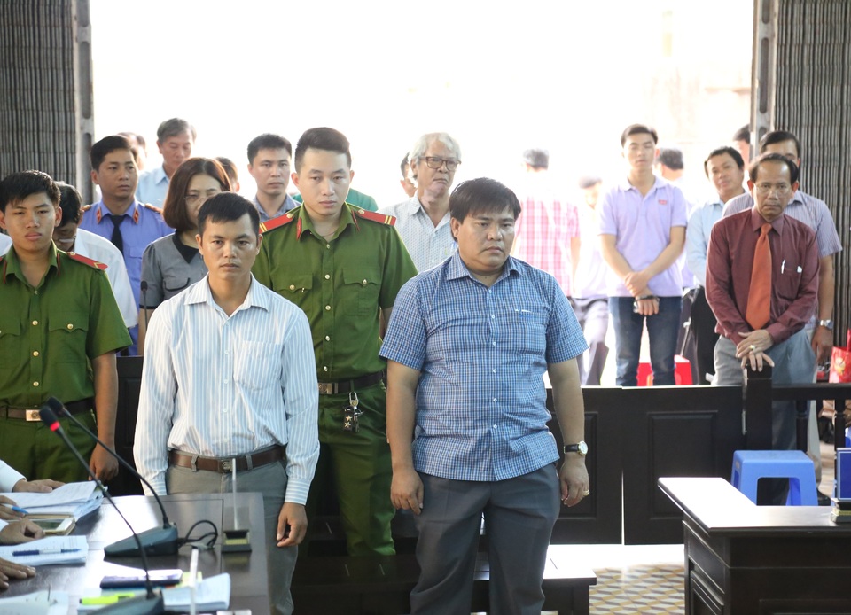 Hoãn xử 2 nguyên cán bộ quản lý thị trường trong vụ nghi án “giải cứu phân bón rởm” - 1 Hoãn xử 2 nguyên cán bộ quản lý thị trường trong vụ nghi án “giải cứu phân bón rởm” - 1