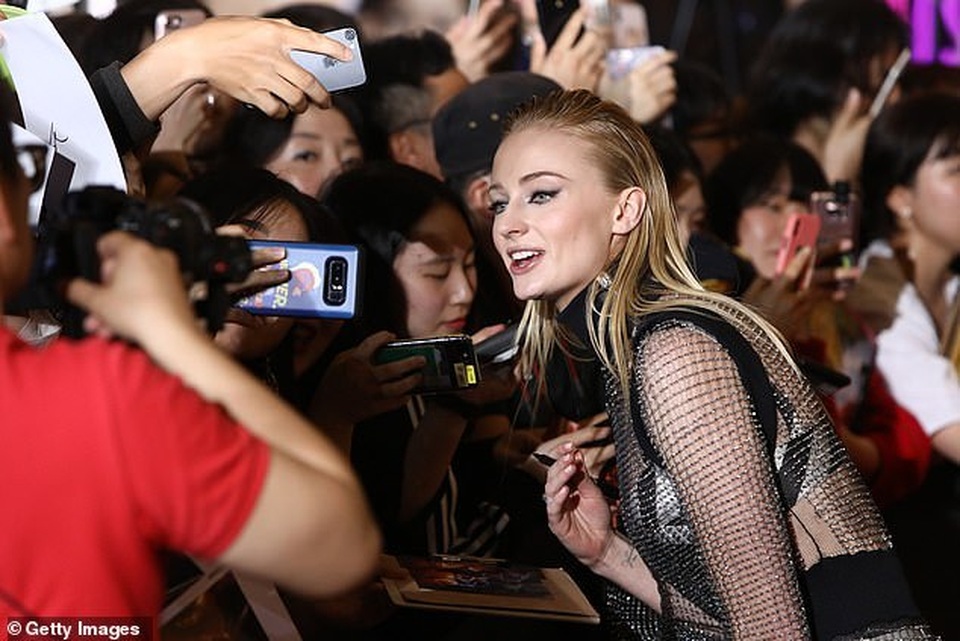 Sophie Turner mặc váy xuyên thấu đi quảng bá phim - 4 Sophie Turner mặc váy xuyên thấu đi quảng bá phim - 4