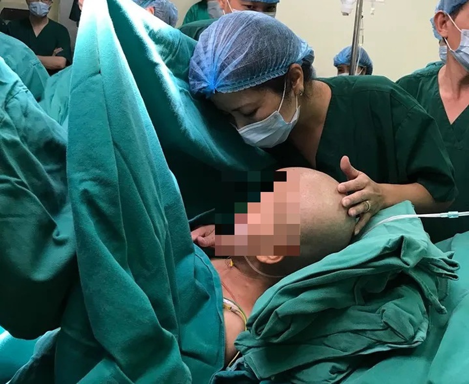 Người mẹ ung thư vú giai đoạn cuối vẫn chưa thể sang thăm con - 1 Người mẹ ung thư vú giai đoạn cuối vẫn chưa thể sang thăm con - 1