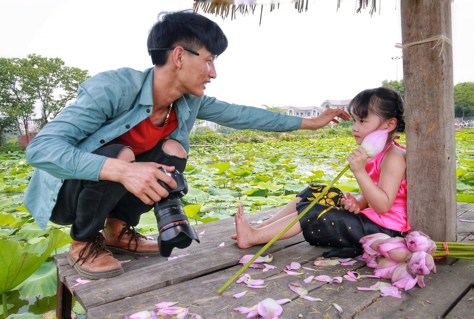 Thiếu nữ Hà Thành mặc áo yếm, chen chân chụp ảnh sen đầu mùa - 11 Thiếu nữ Hà Thành mặc áo yếm, chen chân chụp ảnh sen đầu mùa - 11