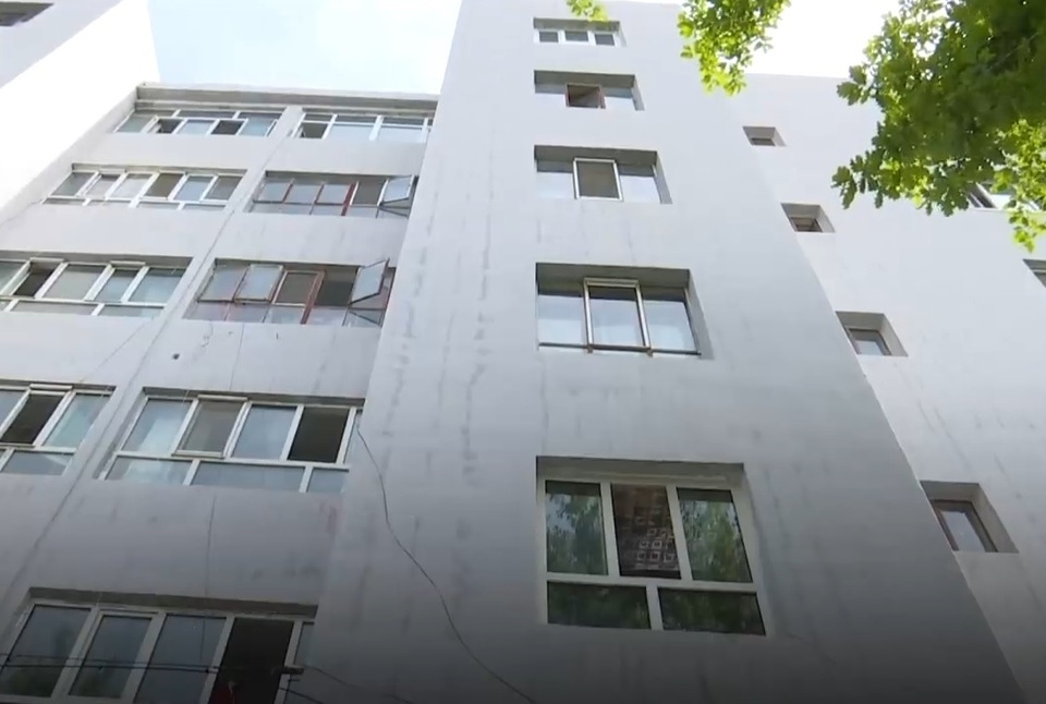 Clip “chàng trai dùng thân mình đỡ em bé ngã từ tầng 5” khiến dân mạng thán phục - 1 Clip “chàng trai dùng thân mình đỡ em bé ngã từ tầng 5” khiến dân mạng thán phục - 1