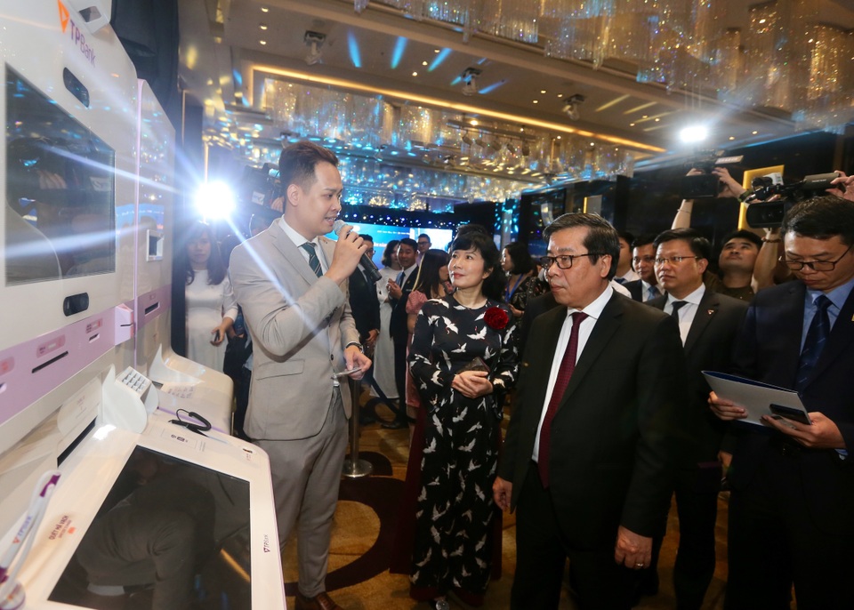 Ngân hàng đầu tiên “cán đích” chuyển đổi thẻ chip nội địa có tích hợp không tiếp xúc - 1 Ngân hàng đầu tiên “cán đích” chuyển đổi thẻ chip nội địa có tích hợp không tiếp xúc - 1