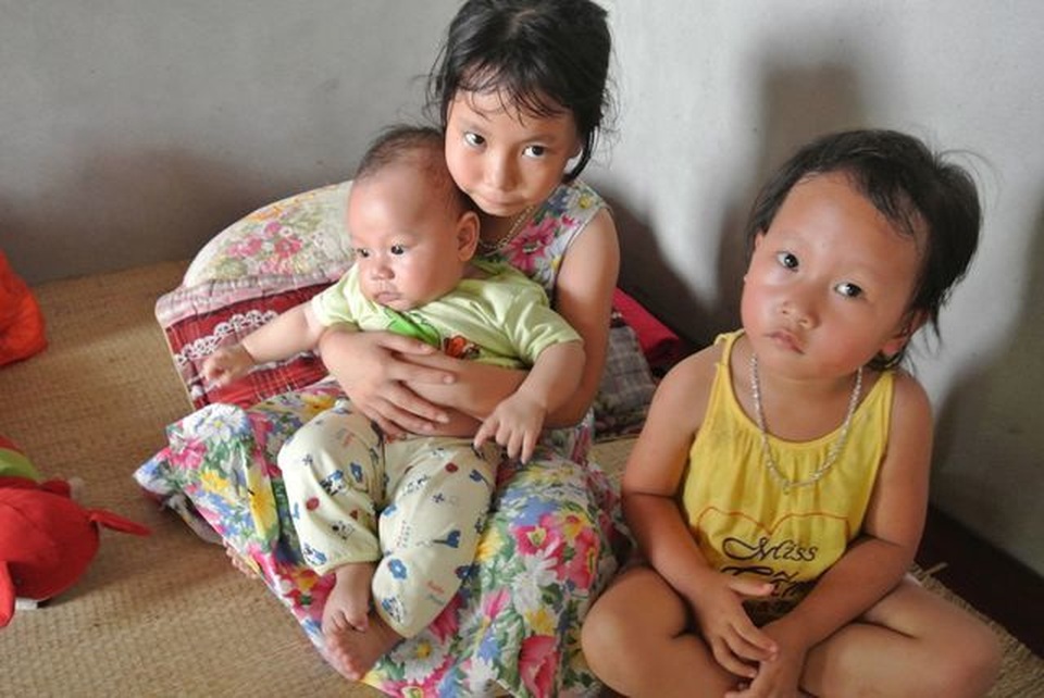 Bạn đọc Dân trí về tận nhà giúp đỡ 4 mẹ con nheo nhóc ôm khoản nợ khủng - 3 Bạn đọc Dân trí về tận nhà giúp đỡ 4 mẹ con nheo nhóc ôm khoản nợ khủng - 3