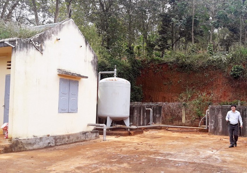 Công trình nước sạch 10 tỷ nằm im, bồi thêm 500 triệu vẫn... vô dụng! - 1 Công trình nước sạch 10 tỷ nằm im, bồi thêm 500 triệu vẫn... vô dụng! - 1