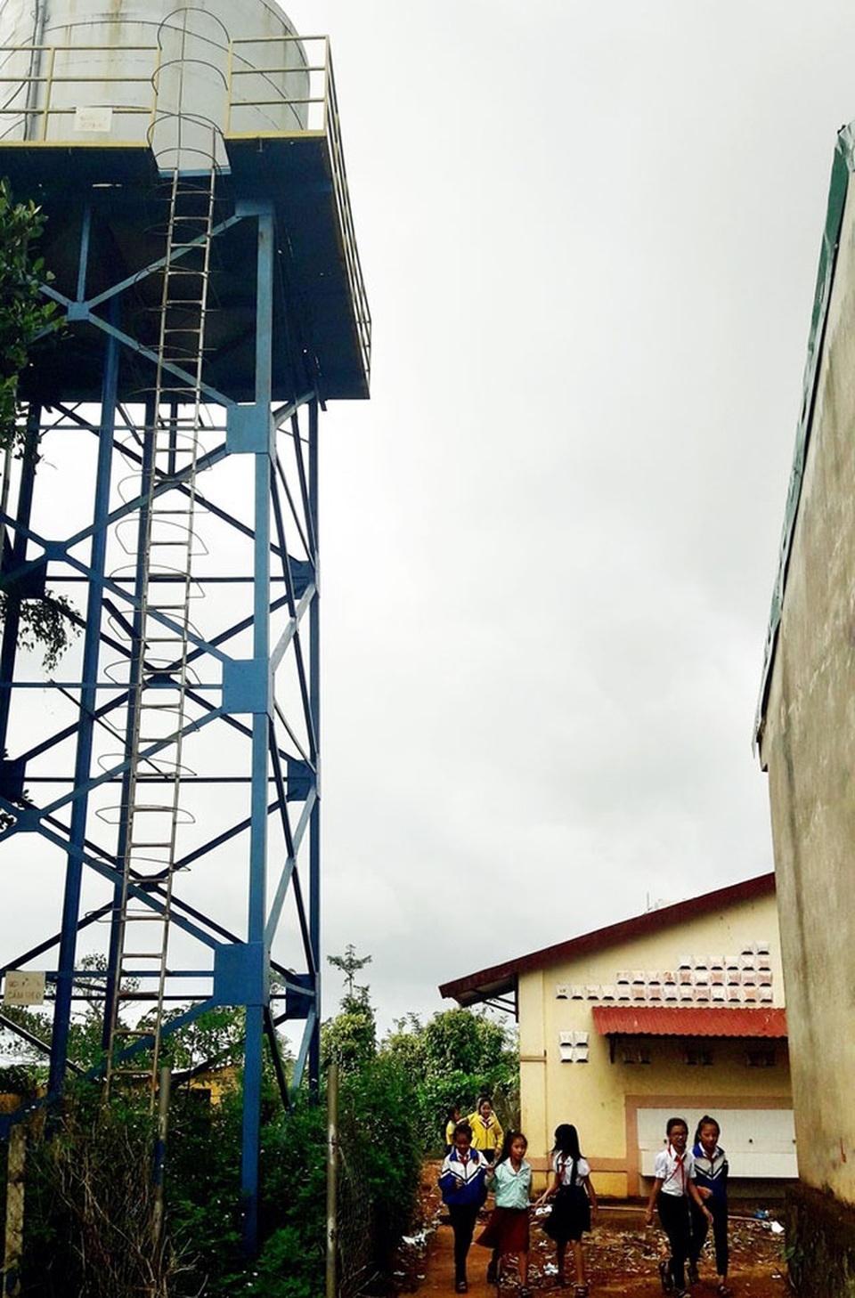 Công trình nước sạch 10 tỷ nằm im, bồi thêm 500 triệu vẫn... vô dụng! - 3 Công trình nước sạch 10 tỷ nằm im, bồi thêm 500 triệu vẫn... vô dụng! - 3