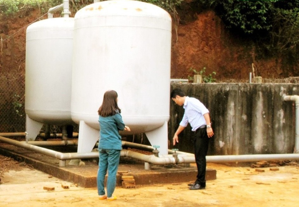 Công trình nước sạch 10 tỷ nằm im, bồi thêm 500 triệu vẫn... vô dụng! - 2 Công trình nước sạch 10 tỷ nằm im, bồi thêm 500 triệu vẫn... vô dụng! - 2
