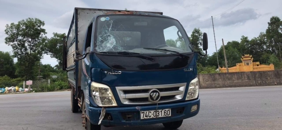 Hà Nội: Thanh niên ngổ ngáo tông gục Cảnh sát giao thông trên phố - 4 Hà Nội: Thanh niên ngổ ngáo tông gục Cảnh sát giao thông trên phố - 4