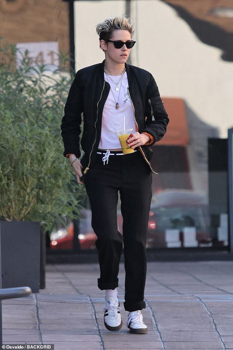 Choáng váng trước vẻ ngoài ngày càng nam tính của Kristen Stewart - 14 Choáng váng trước vẻ ngoài ngày càng nam tính của Kristen Stewart - 14