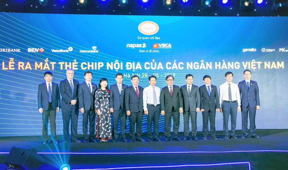 Ngân hàng đầu tiên “cán đích” chuyển đổi thẻ chip nội địa có tích hợp không tiếp xúc - 2 Ngân hàng đầu tiên “cán đích” chuyển đổi thẻ chip nội địa có tích hợp không tiếp xúc - 2