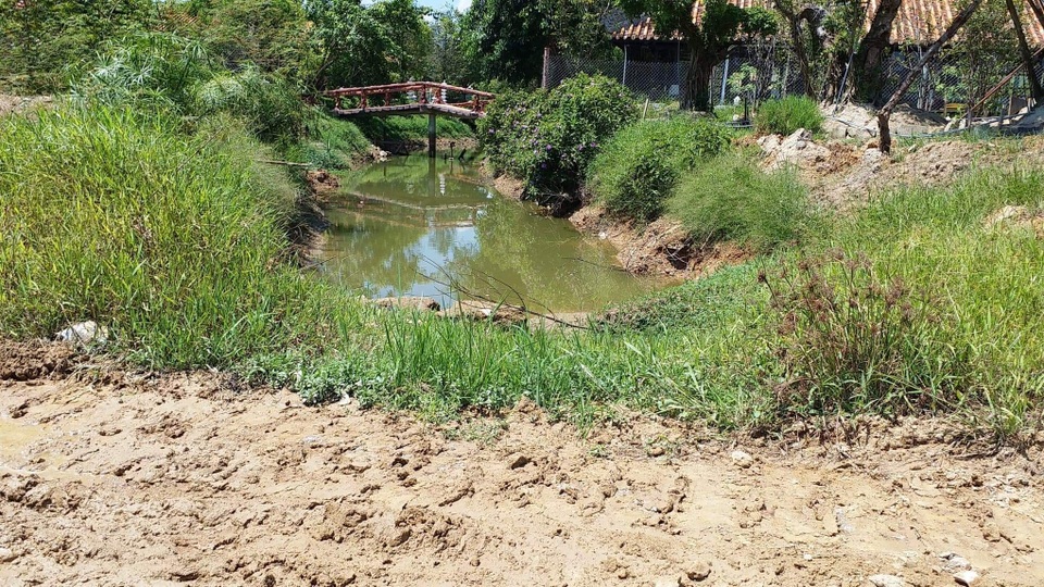 “Đại gia” làm nhiều nhà dân bị lún, nứt tiếp tục chiếm đất công xây dựng trái phép - 4 “Đại gia” làm nhiều nhà dân bị lún, nứt tiếp tục chiếm đất công xây dựng trái phép - 4