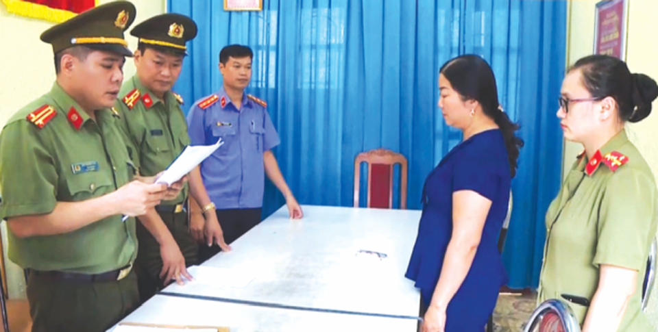 Gian lận thi cử Sơn La: Tạm giữ số tiền hàng tỉ đồng từ bị can - 2 Gian lận thi cử Sơn La: Tạm giữ số tiền hàng tỉ đồng từ bị can - 2