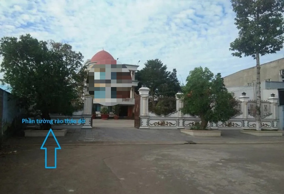 Nguyên Phó Tư lệnh Quân khu 9 phá dỡ hàng rào, trả lại phần đất lấn chiếm - 1 Nguyên Phó Tư lệnh Quân khu 9 phá dỡ hàng rào, trả lại phần đất lấn chiếm - 1