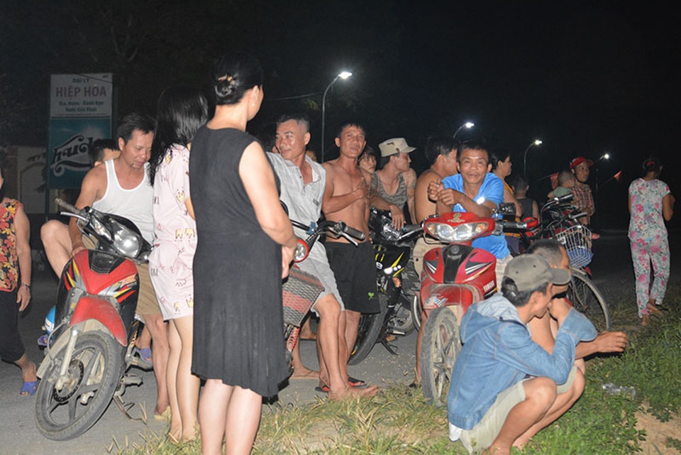 Hàng trăm người đổ ra bờ sông trong đêm phản đối cát tặc - 2 Hàng trăm người đổ ra bờ sông trong đêm phản đối cát tặc - 2