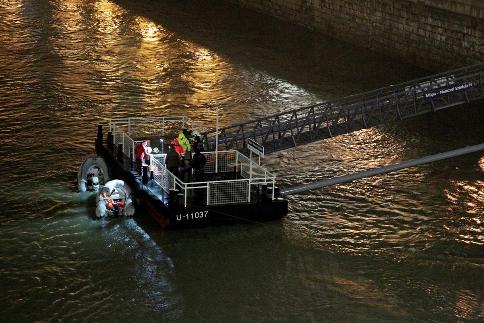 Lật tàu du lịch trên sông Đa-nuýp ở Hungary, 7 người chết, 19 người mất tích - 1 Lật tàu du lịch trên sông Đa-nuýp ở Hungary, 7 người chết, 19 người mất tích - 1