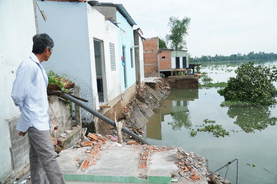 Nhìn sông nuốt nhà, vợ chồng tôi khóc không thành tiếng! - 1 Nhìn sông nuốt nhà, vợ chồng tôi khóc không thành tiếng! - 1