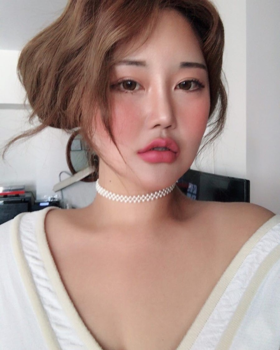 Gương mặt dao kéo gây tranh cãi của “bà trùm” thời trang mỹ phẩm Hàn Quốc - 9 Gương mặt dao kéo gây tranh cãi của “bà trùm” thời trang mỹ phẩm Hàn Quốc - 9