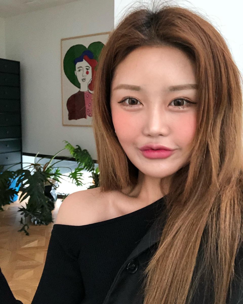 Gương mặt dao kéo gây tranh cãi của “bà trùm” thời trang mỹ phẩm Hàn Quốc - 2 Gương mặt dao kéo gây tranh cãi của “bà trùm” thời trang mỹ phẩm Hàn Quốc - 2