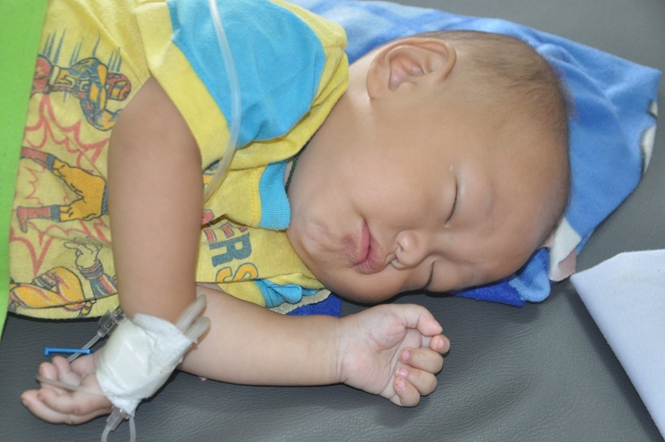 Tiếng khóc xé lòng của cậu bé 13 tháng tuổi nhiều lần bố mẹ muốn xin em về chờ chết! - 11 Tiếng khóc xé lòng của cậu bé 13 tháng tuổi nhiều lần bố mẹ muốn xin em về chờ chết! - 11