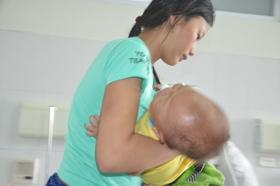 Tiếng khóc xé lòng của cậu bé 13 tháng tuổi nhiều lần bố mẹ muốn xin em về chờ chết! - 3 Tiếng khóc xé lòng của cậu bé 13 tháng tuổi nhiều lần bố mẹ muốn xin em về chờ chết! - 3