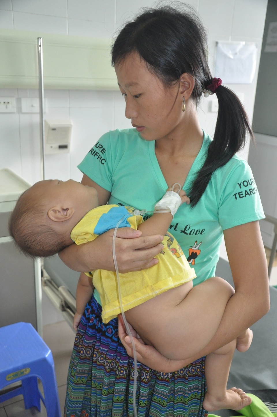 Tiếng khóc xé lòng của cậu bé 13 tháng tuổi nhiều lần bố mẹ muốn xin em về chờ chết! - 8 Tiếng khóc xé lòng của cậu bé 13 tháng tuổi nhiều lần bố mẹ muốn xin em về chờ chết! - 8