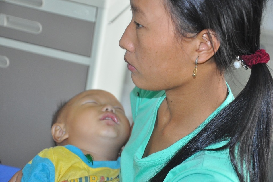 Tiếng khóc xé lòng của cậu bé 13 tháng tuổi nhiều lần bố mẹ muốn xin em về chờ chết! - 12 Tiếng khóc xé lòng của cậu bé 13 tháng tuổi nhiều lần bố mẹ muốn xin em về chờ chết! - 12