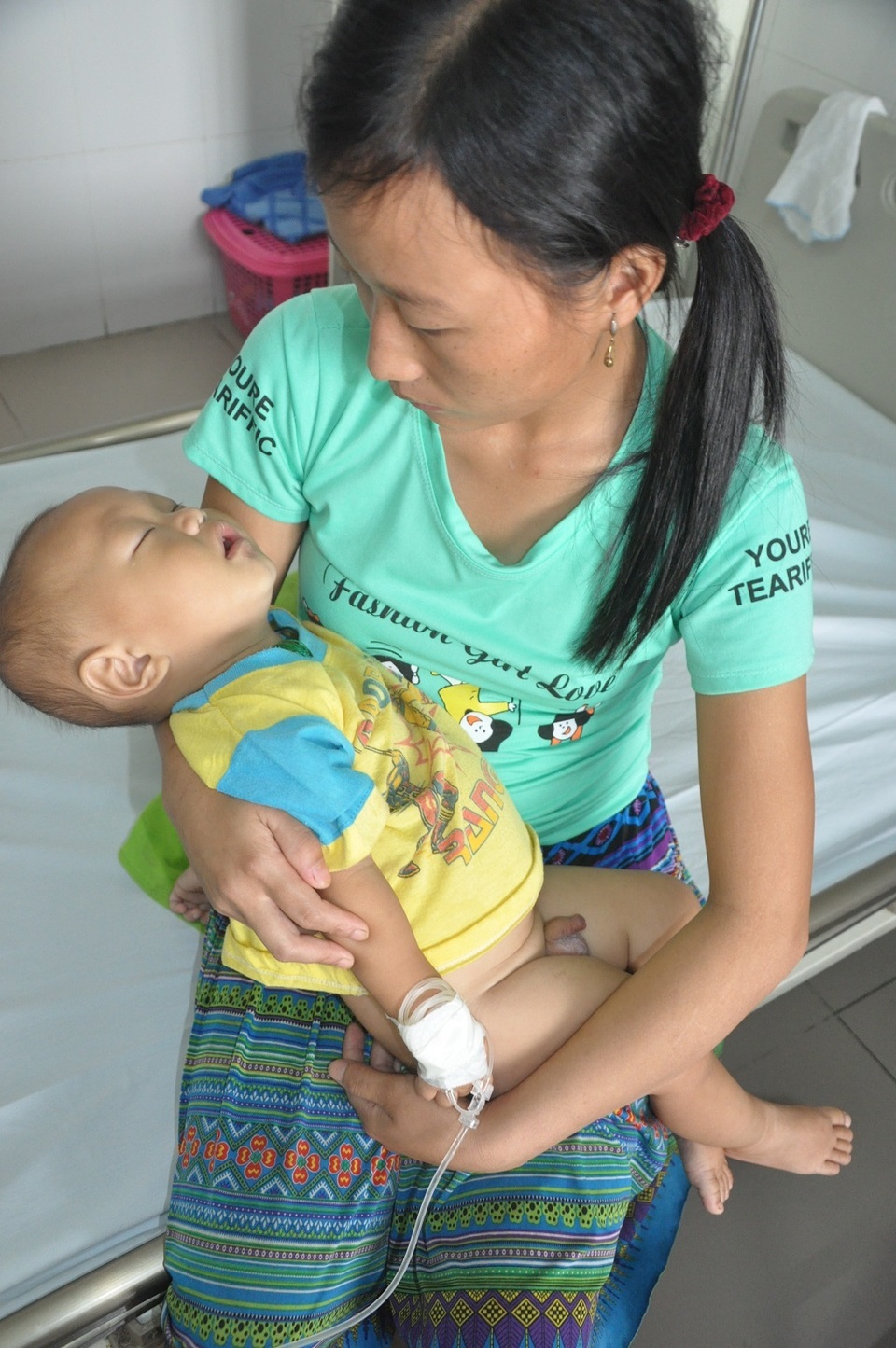 Tiếng khóc xé lòng của cậu bé 13 tháng tuổi nhiều lần bố mẹ muốn xin em về chờ chết! - 6 Tiếng khóc xé lòng của cậu bé 13 tháng tuổi nhiều lần bố mẹ muốn xin em về chờ chết! - 6