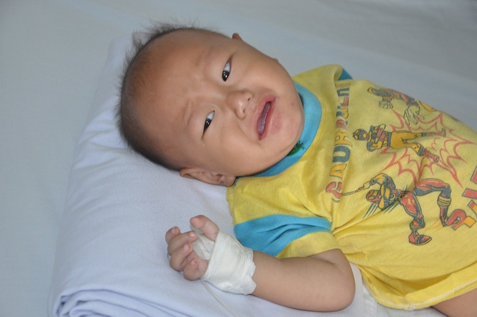 Tiếng khóc xé lòng của cậu bé 13 tháng tuổi nhiều lần bố mẹ muốn xin em về chờ chết! - 7 Tiếng khóc xé lòng của cậu bé 13 tháng tuổi nhiều lần bố mẹ muốn xin em về chờ chết! - 7