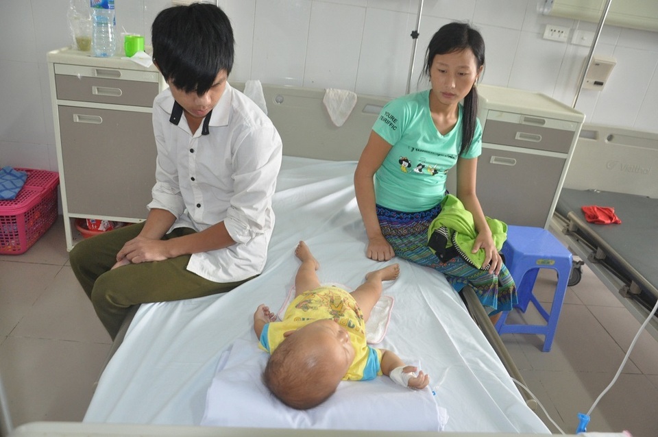 Tiếng khóc xé lòng của cậu bé 13 tháng tuổi nhiều lần bố mẹ muốn xin em về chờ chết! - 2 Tiếng khóc xé lòng của cậu bé 13 tháng tuổi nhiều lần bố mẹ muốn xin em về chờ chết! - 2