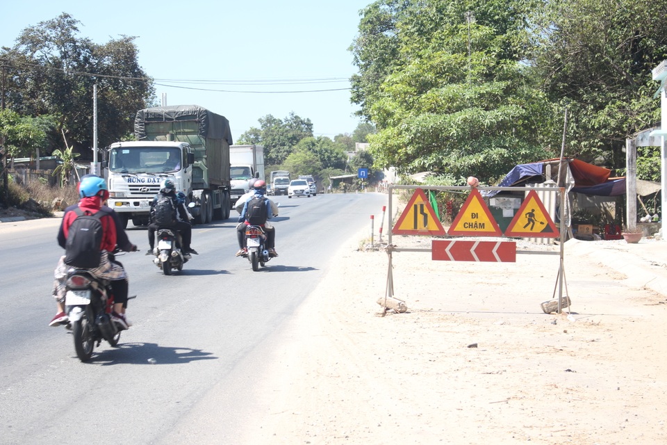3 năm với 6 lần gia hạn, quốc lộ 1A vẫn nham nhở - 1 3 năm với 6 lần gia hạn, quốc lộ 1A vẫn nham nhở - 1