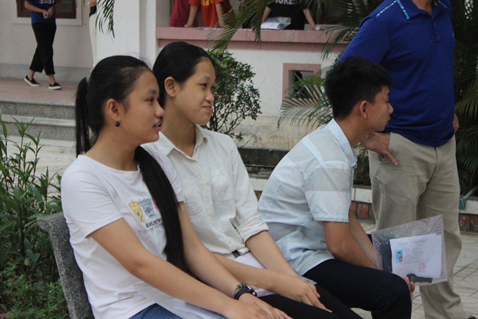 Phụ huynh căng thẳng hơn thí sinh trong buổi thi đầu tiên vào lớp 10 - 5 Phụ huynh căng thẳng hơn thí sinh trong buổi thi đầu tiên vào lớp 10 - 5