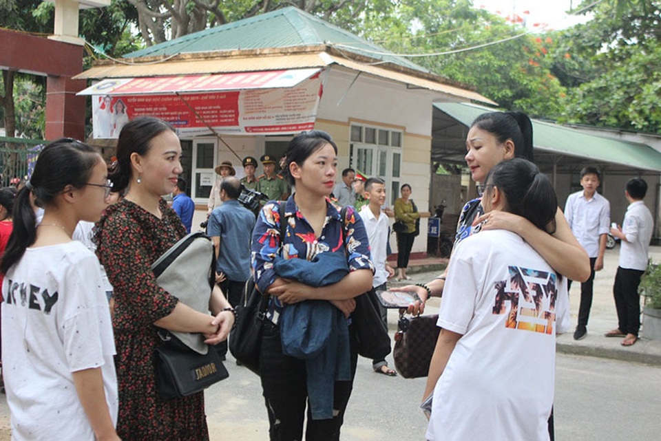 Phụ huynh căng thẳng hơn thí sinh trong buổi thi đầu tiên vào lớp 10 - 2 Phụ huynh căng thẳng hơn thí sinh trong buổi thi đầu tiên vào lớp 10 - 2