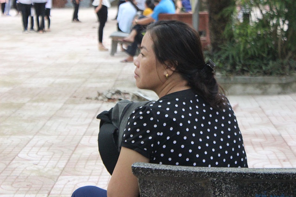 Phụ huynh căng thẳng hơn thí sinh trong buổi thi đầu tiên vào lớp 10 - 4 Phụ huynh căng thẳng hơn thí sinh trong buổi thi đầu tiên vào lớp 10 - 4