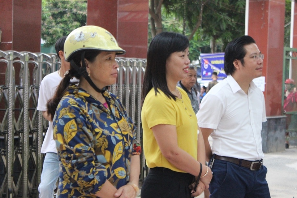 Phụ huynh căng thẳng hơn thí sinh trong buổi thi đầu tiên vào lớp 10 - 6 Phụ huynh căng thẳng hơn thí sinh trong buổi thi đầu tiên vào lớp 10 - 6