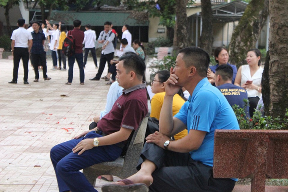 Phụ huynh căng thẳng hơn thí sinh trong buổi thi đầu tiên vào lớp 10 - 3 Phụ huynh căng thẳng hơn thí sinh trong buổi thi đầu tiên vào lớp 10 - 3